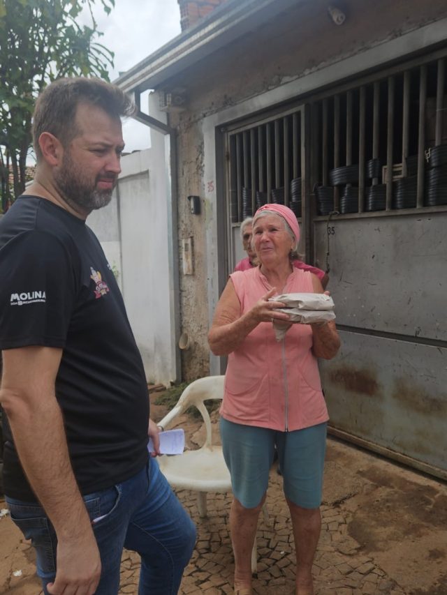 Restaurante Dona Maria doa 500 marmitex para famílias de Santa Bárbara