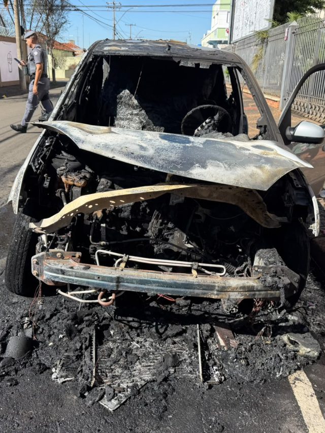 Carro pega fogo na rua DOm Bosco